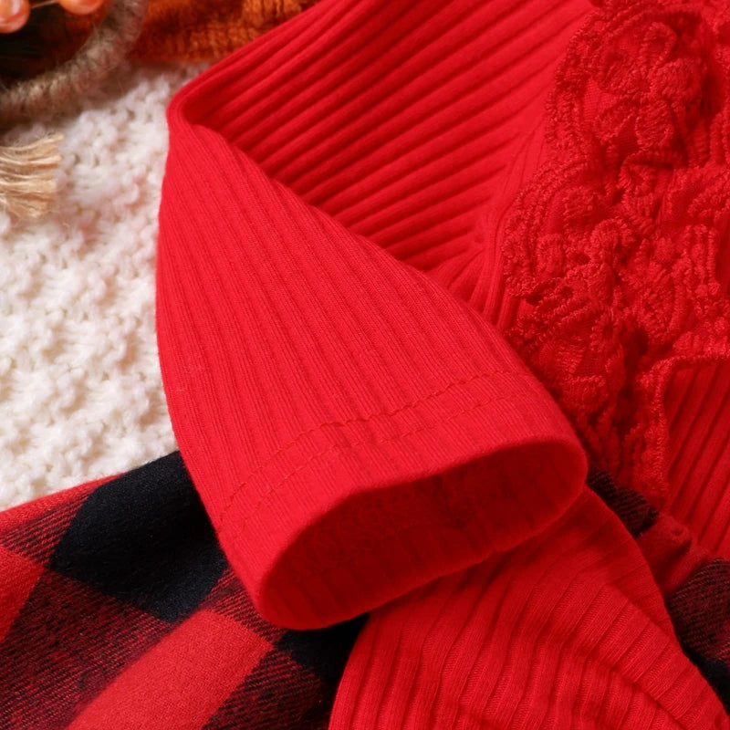 Barboteuse en dentelle à carreaux rouges de Noël